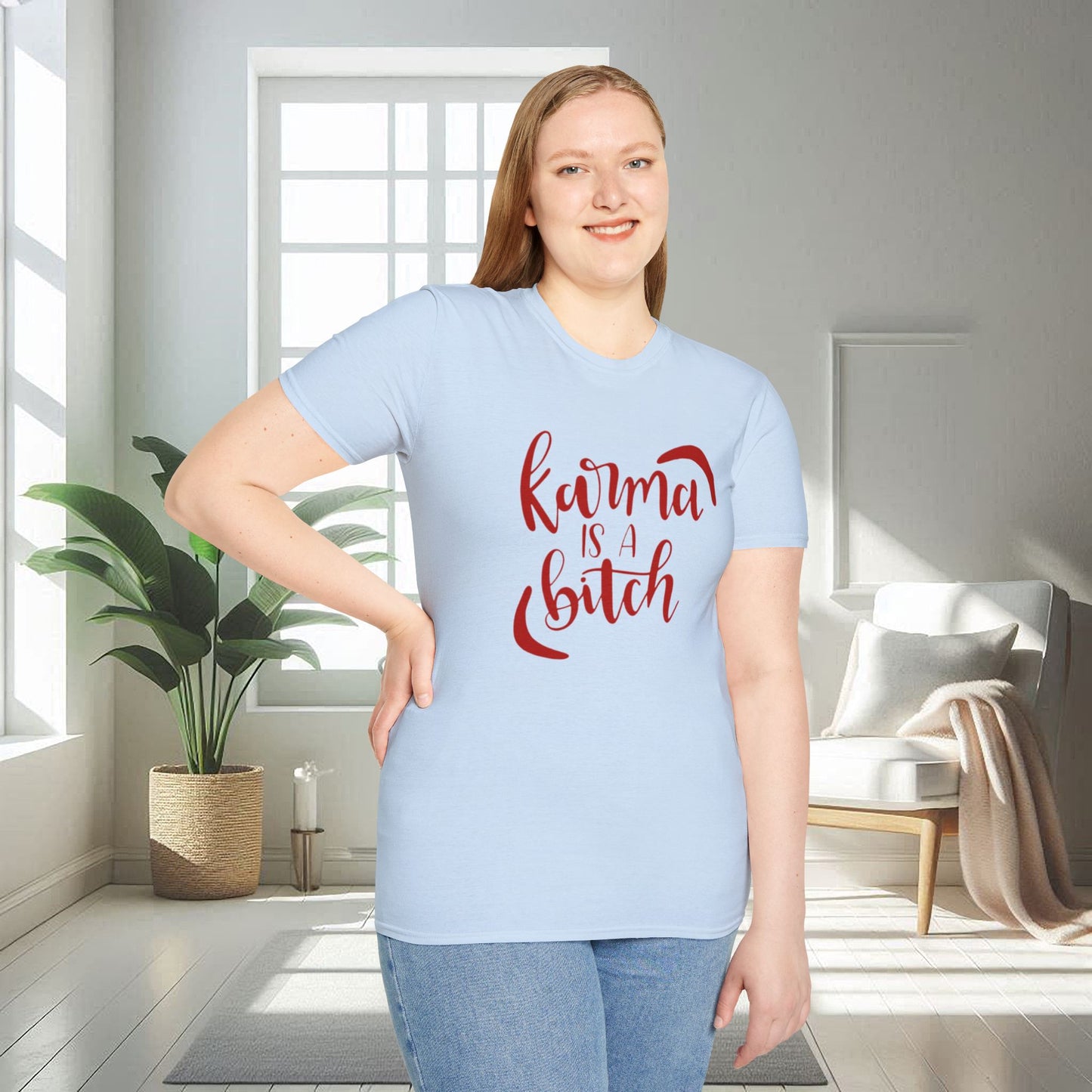 Karma est une garce | T-shirt doux unisexe