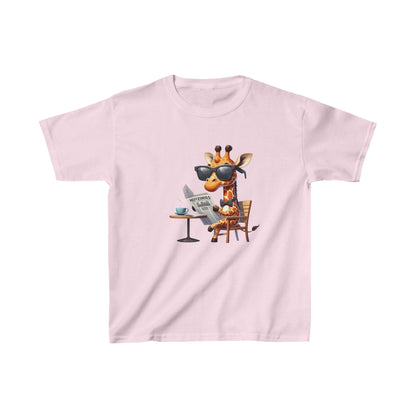 Giraffe reading newspaper | Kids Heavy Cotton™ Tee