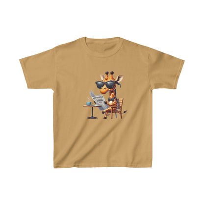 Giraffe reading newspaper | Kids Heavy Cotton™ Tee