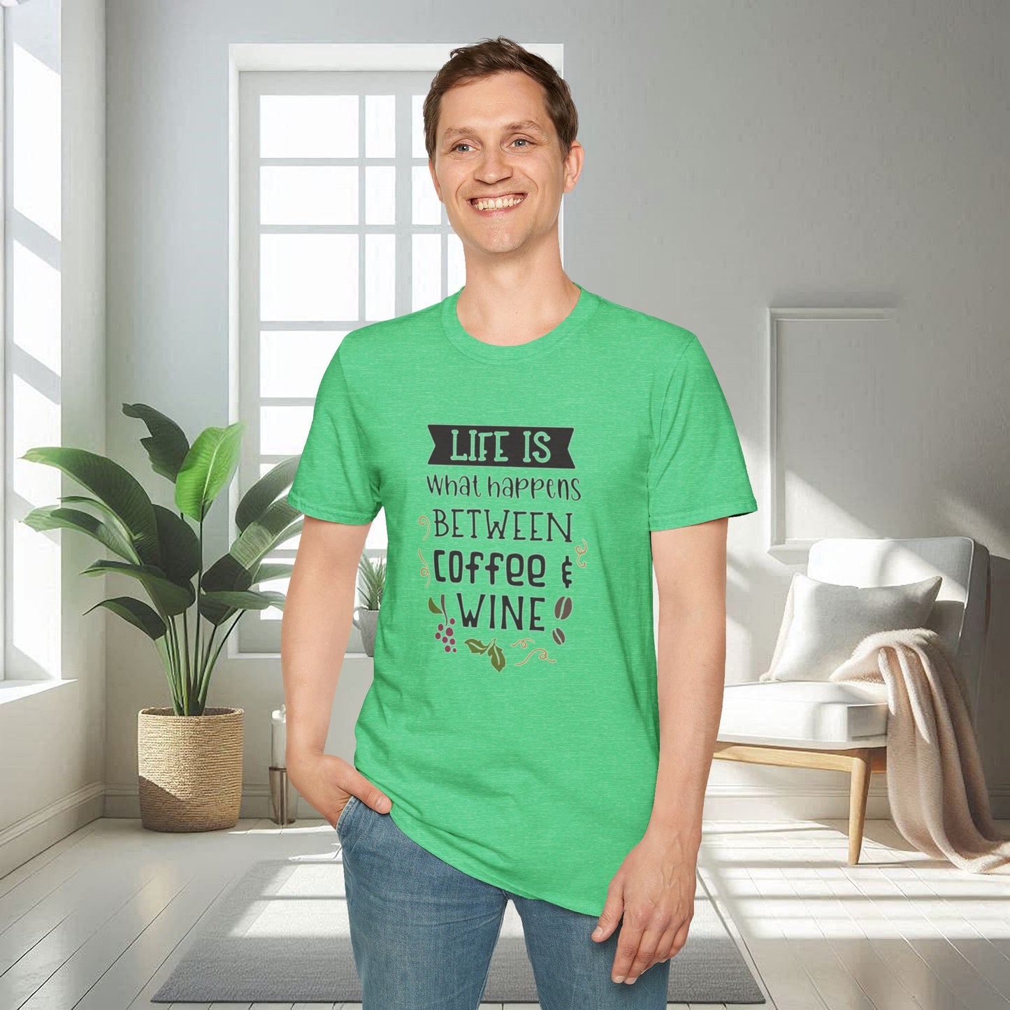 La vida es lo que pasa entre café y vino | Camiseta unisex suave