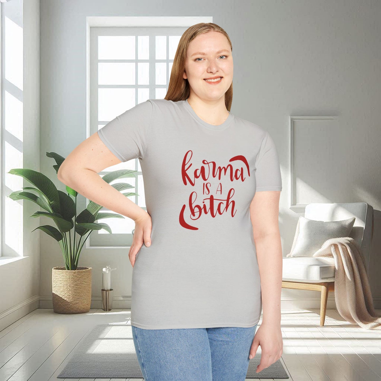 Karma est une garce | T-shirt doux unisexe