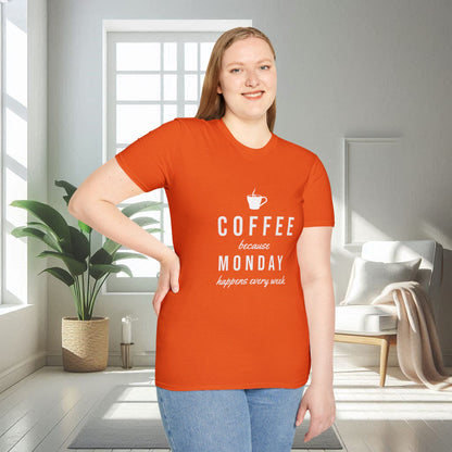 Café parce que le lundi arrive chaque semaine | T-shirt doux unisexe