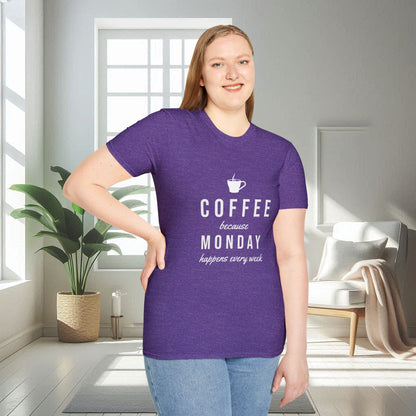 Café parce que le lundi arrive chaque semaine | T-shirt doux unisexe