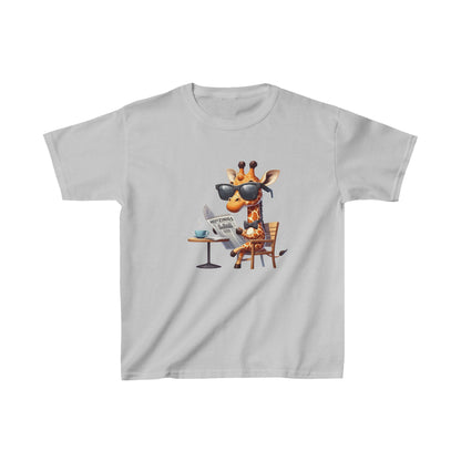 Giraffe reading newspaper | Kids Heavy Cotton™ Tee