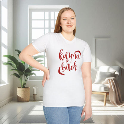 Karma est une garce | T-shirt doux unisexe