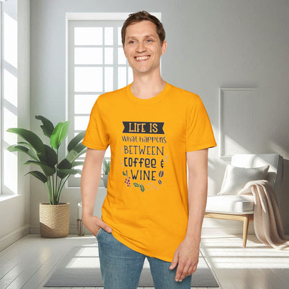 La vida es lo que pasa entre café y vino | Camiseta unisex suave