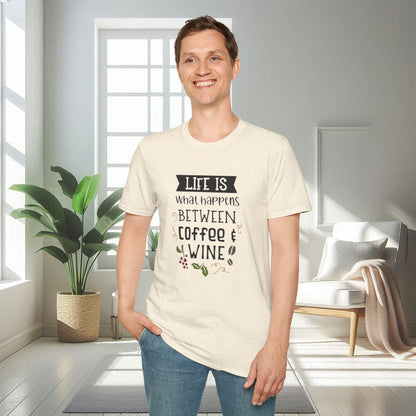 La vida es lo que pasa entre café y vino | Camiseta unisex suave