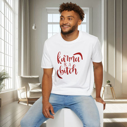 Karma est une garce | T-shirt doux unisexe